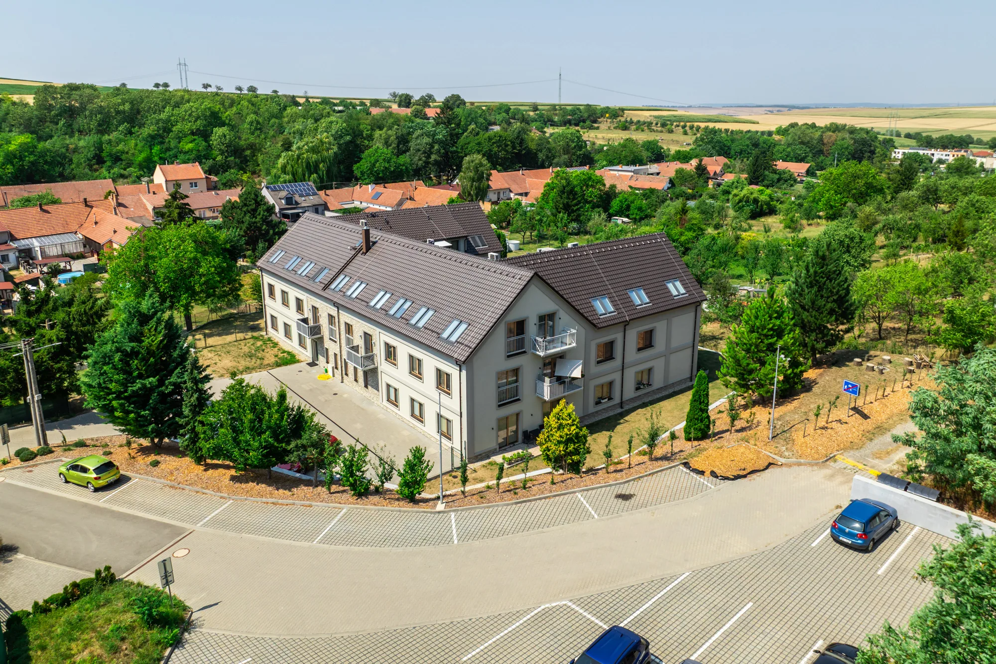 Letecký pohled na celý bytový dům se 17 byty