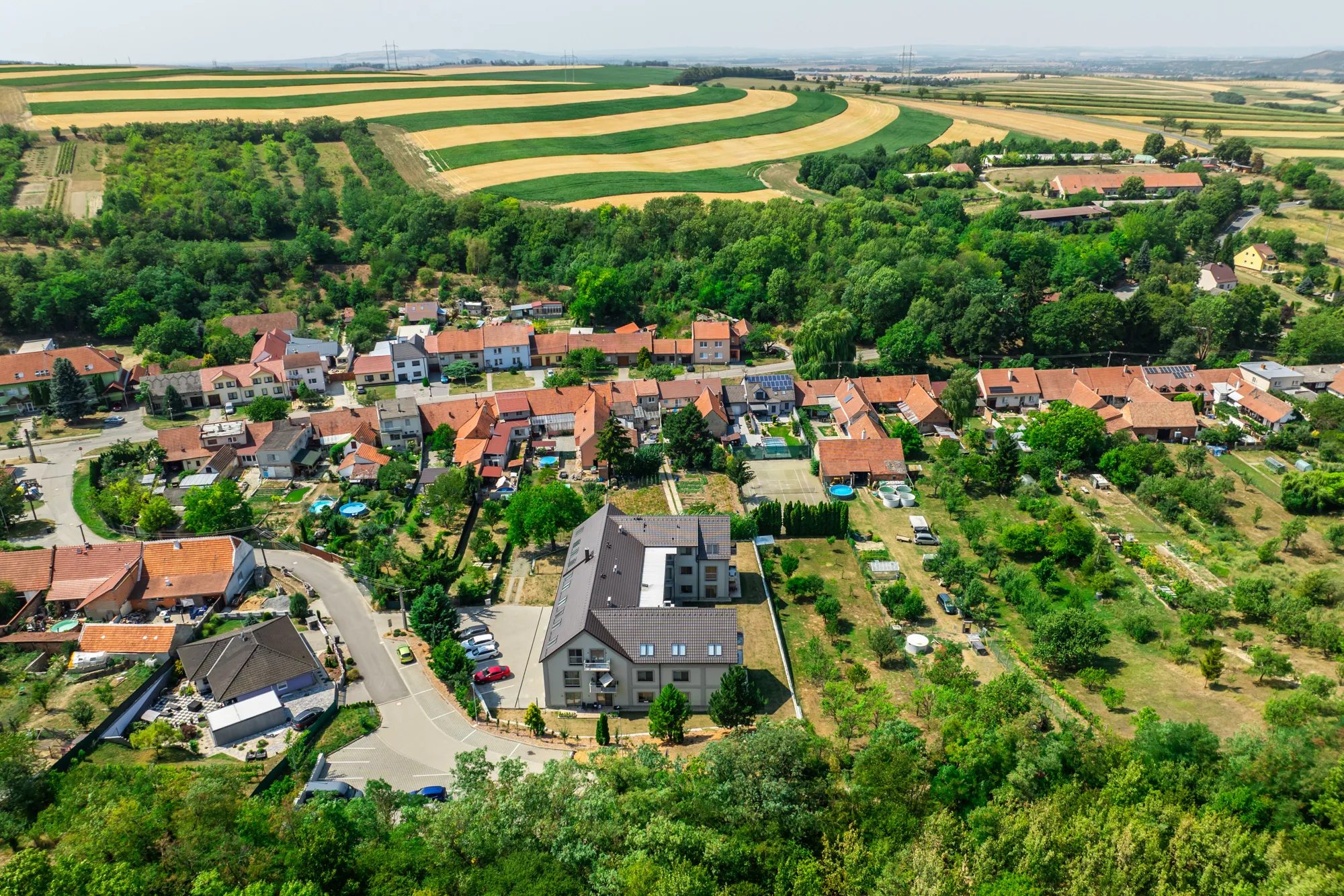 Letecký pohled na dům a okolní krajinu jižní Moravy